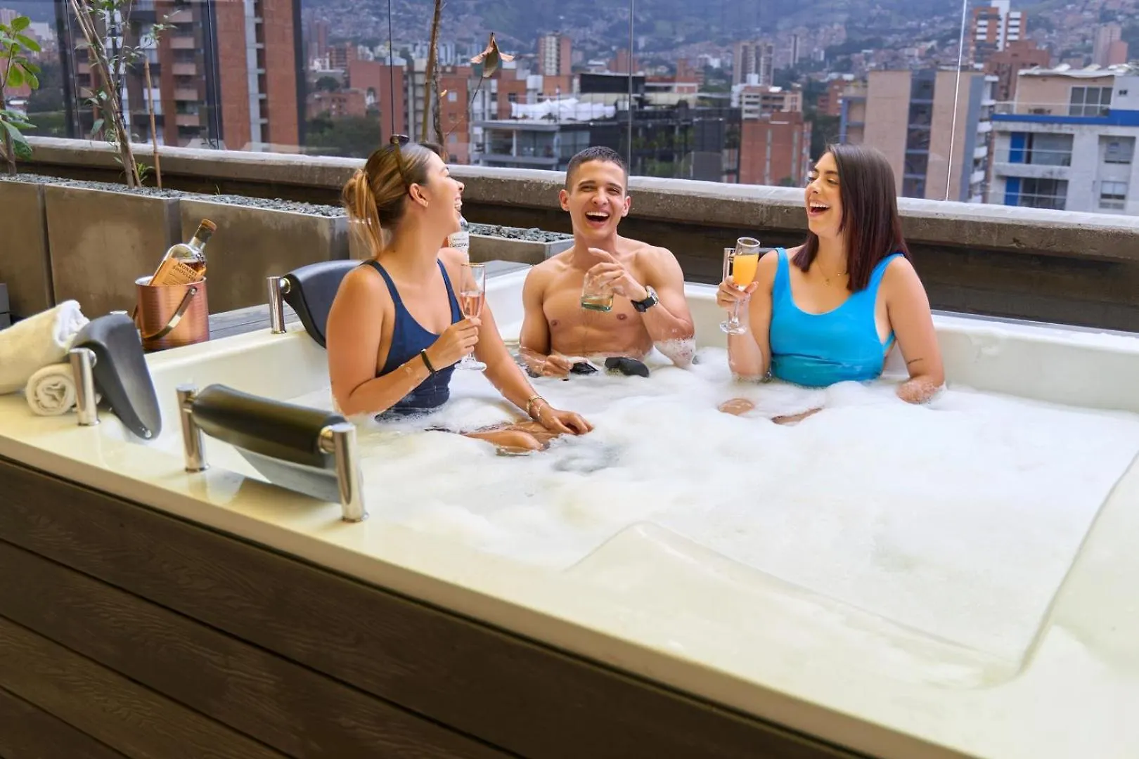 Stadium Hideaway Rosa Negra Jacuzzi Medellín