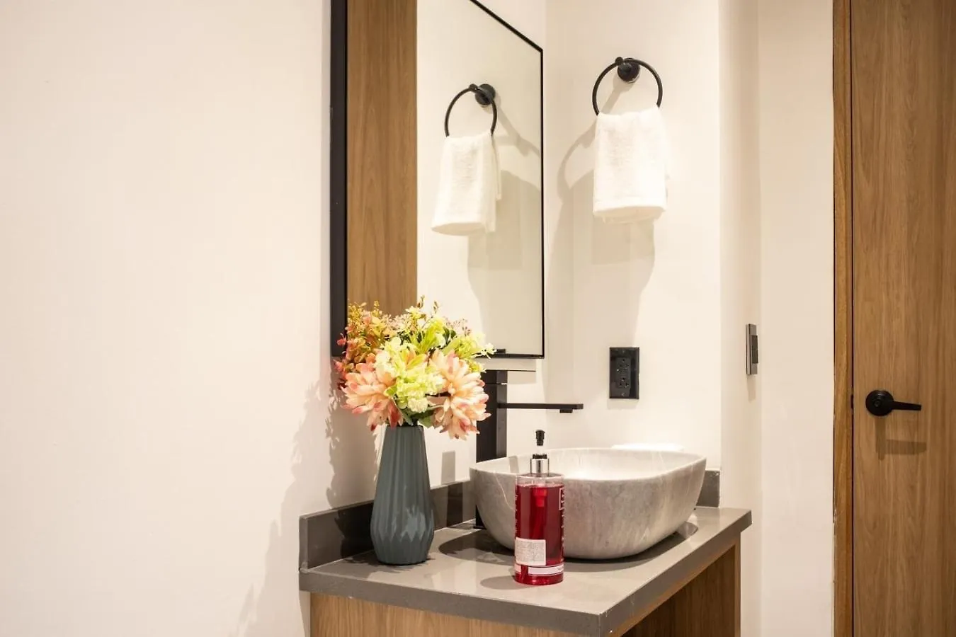 Stadium Hideaway Rosa Negra Jacuzzi Медельин Колумбия